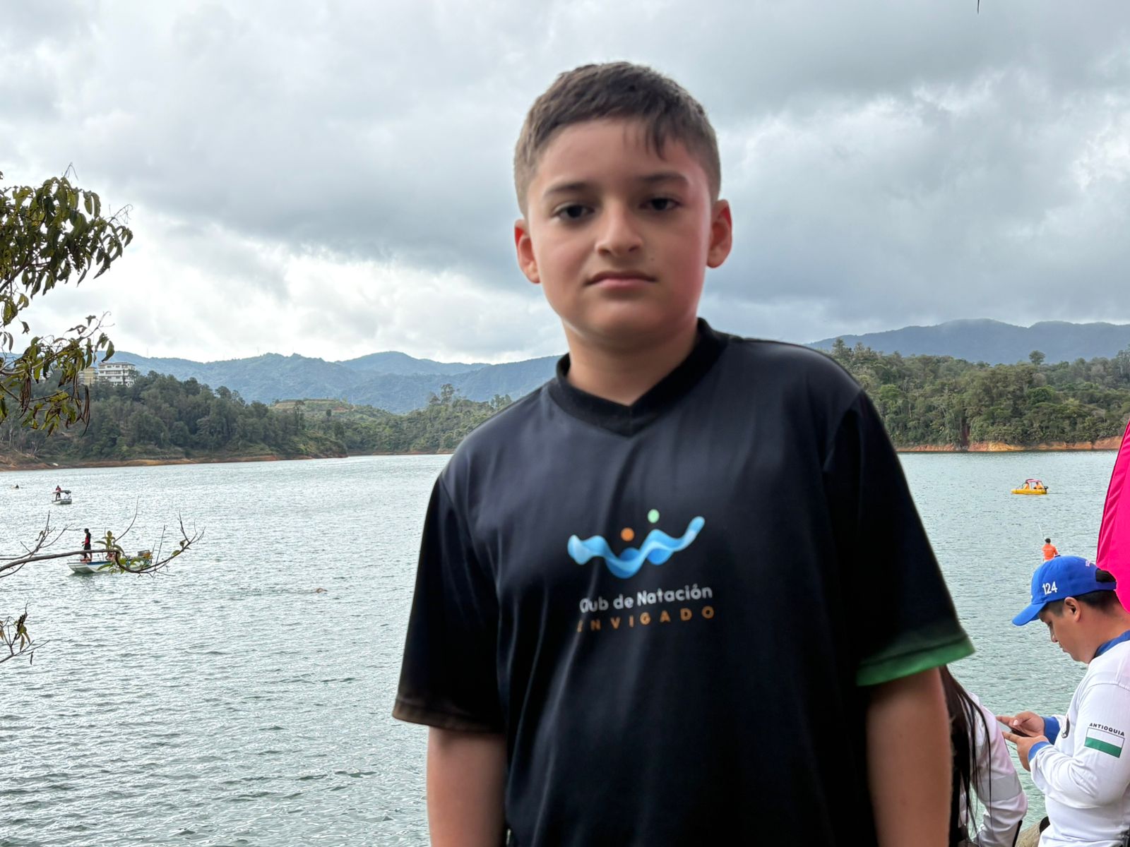Un pequeño nadador sin miedo a la represa